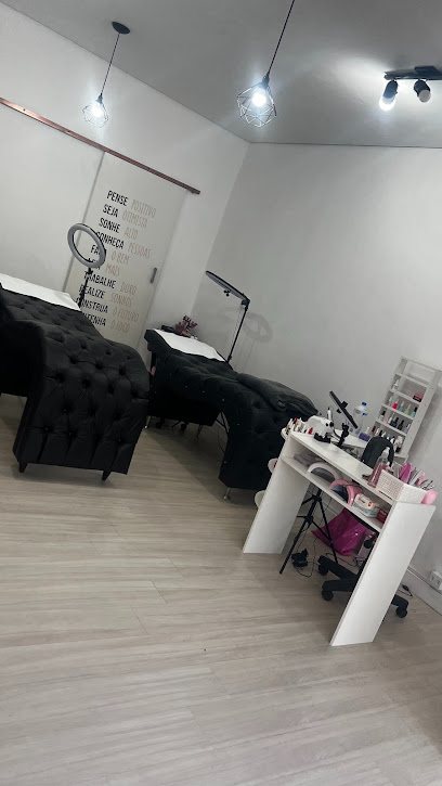 Roberta Barbosa Beauty Academy: salão de beleza em Vila Couto, Cubatão
