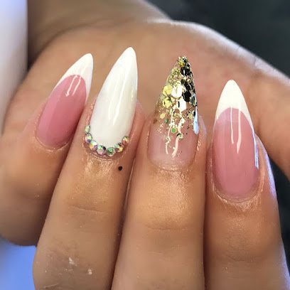 Lívia Almeida: unhas em Anhanguera, Praia Grande