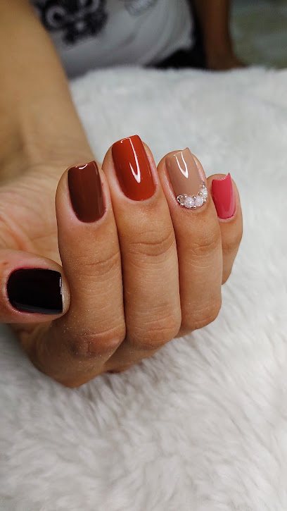Tayná Santos: unhas em Vila Natal, Cubatão