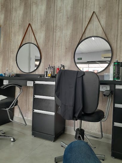 Studio Lucival Hairstylist: cabelo em Sítio do Campo, Praia Grande