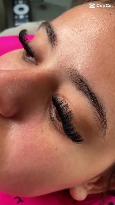 Leila Santos Lash Designer: cílios em Parque Continental, São Vicente (foto 2)