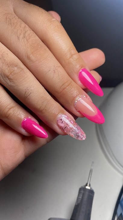 Thay lima nails designer: unhas em Vila Margarida, São Vicente