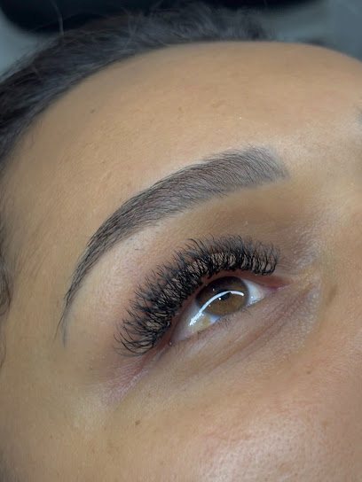 Studio Luxo / Lash Designer Led UV: cílios em Parque Bitaru, São Vicente
